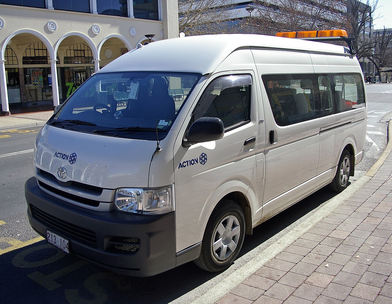 ACTION 216 104 Toyota Hiace Commuter 00
